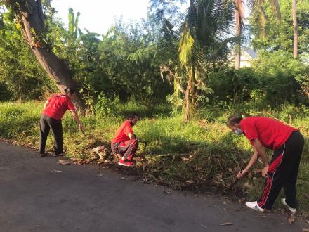 Resik Sampah di Jalan Menuju Pantai Bali Bagus Desa Kalibukbuk